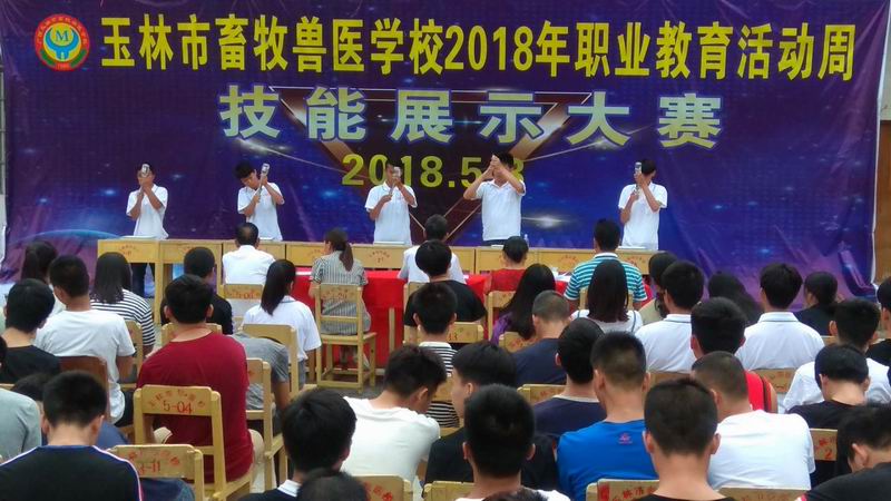 学生进行金属注射器卸、装、用技能比赛12.jpg