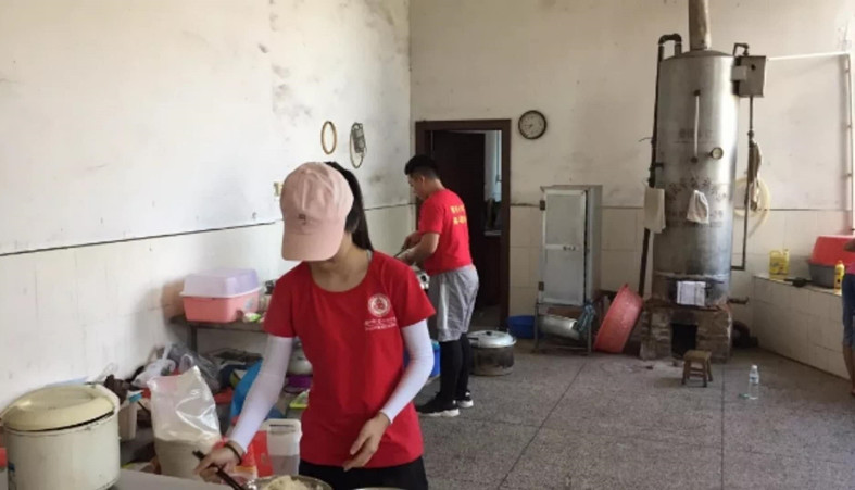 13学生在学校食堂做早餐_副本.jpg