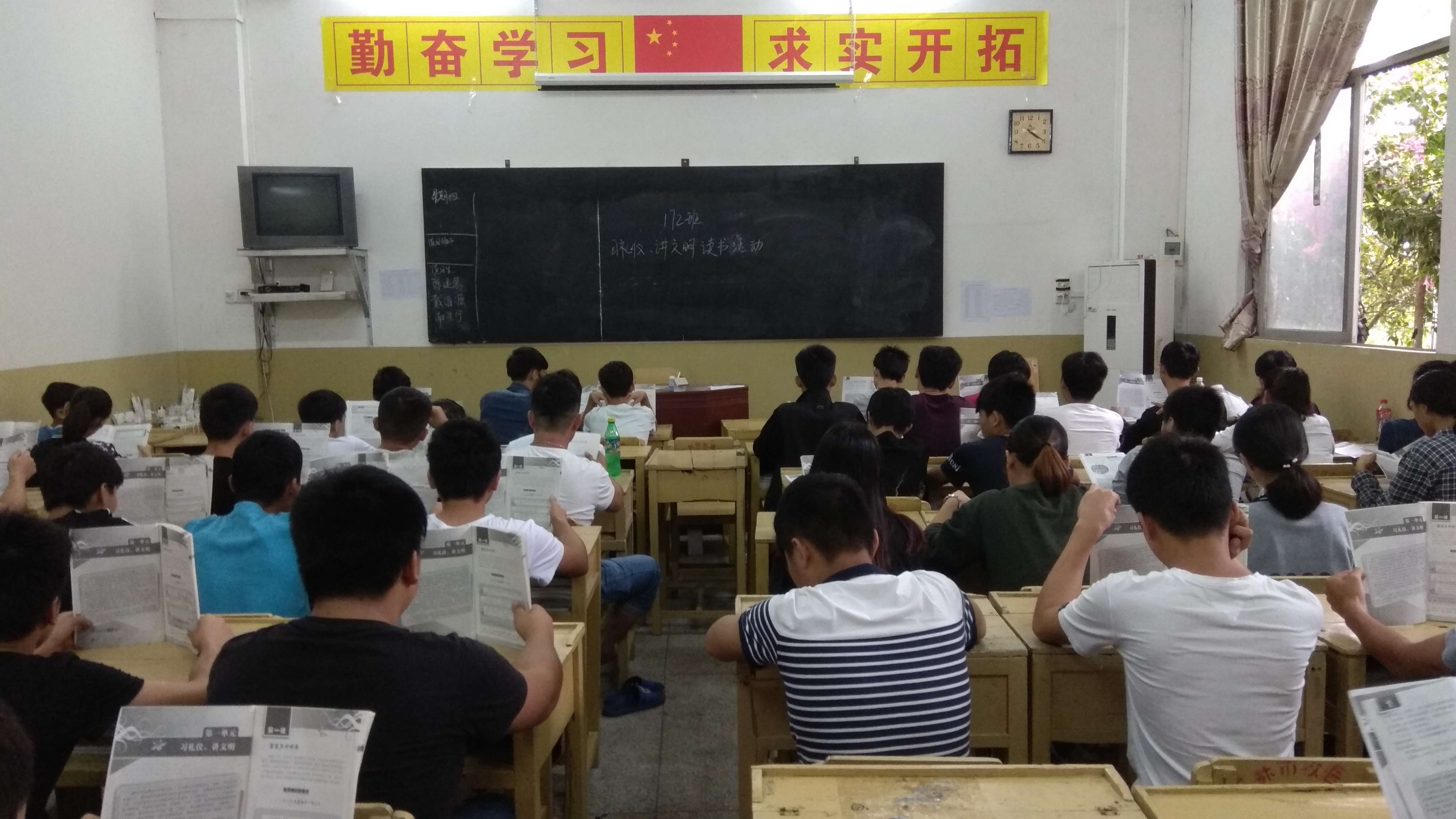 学生开展习礼仪、讲文明、读书活动.jpg