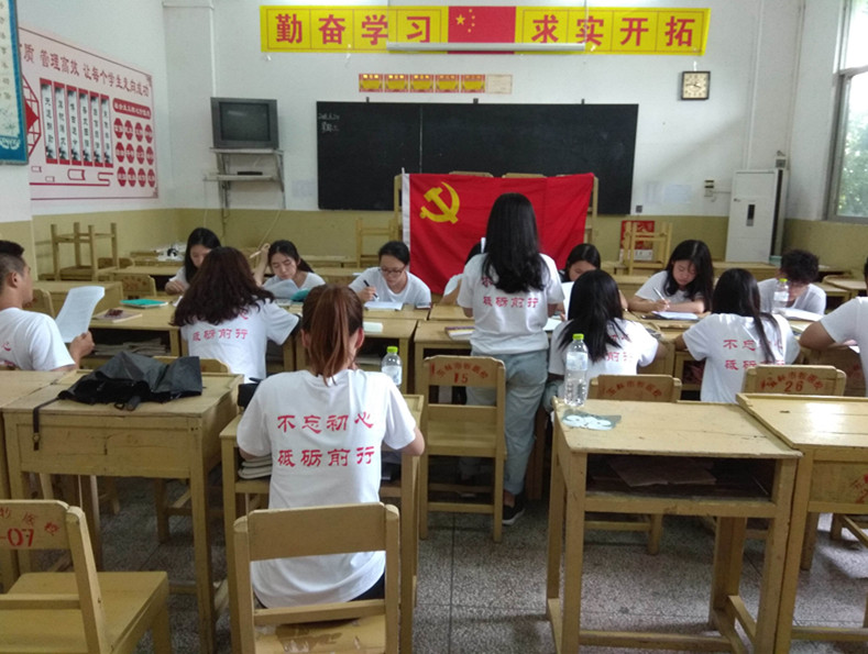 3活动组师生在172班教室开展学习十九大精神，采用朗读、学习形式，并进行了知识竞赛，寓教于乐_副本.jpg