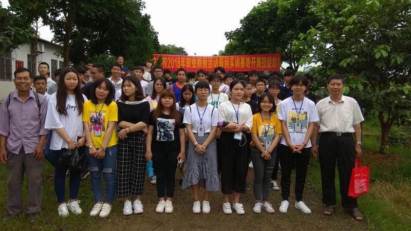 师生在玉林市祥发种养有限公司养牛基地合影17.jpg
