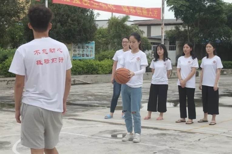 8走出教室来到操场开展投篮游戏活动.jpg